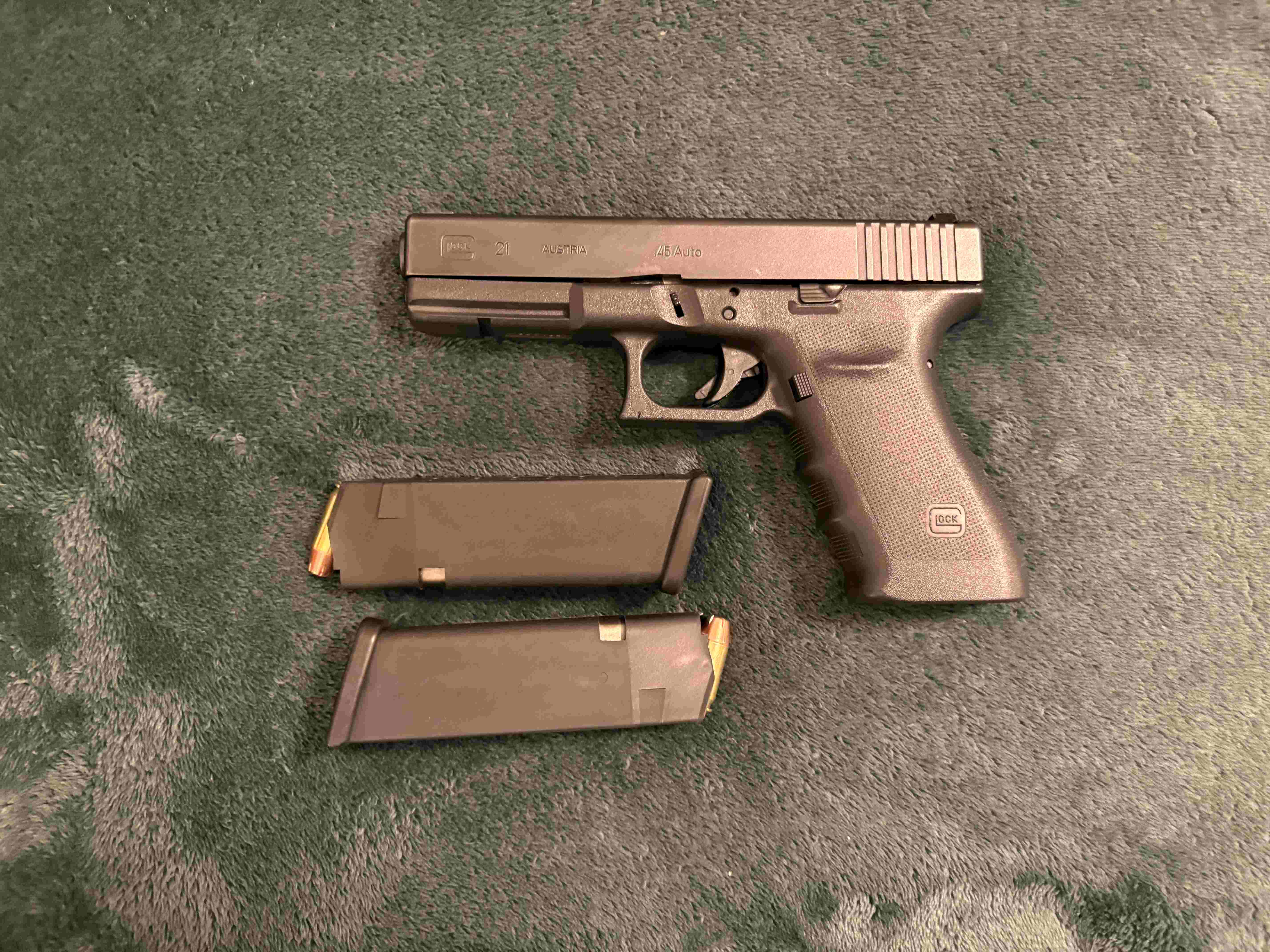 glock with mags out.jpg