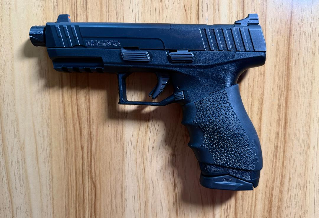 gun pointing left.jpg gun pointing left.jpg