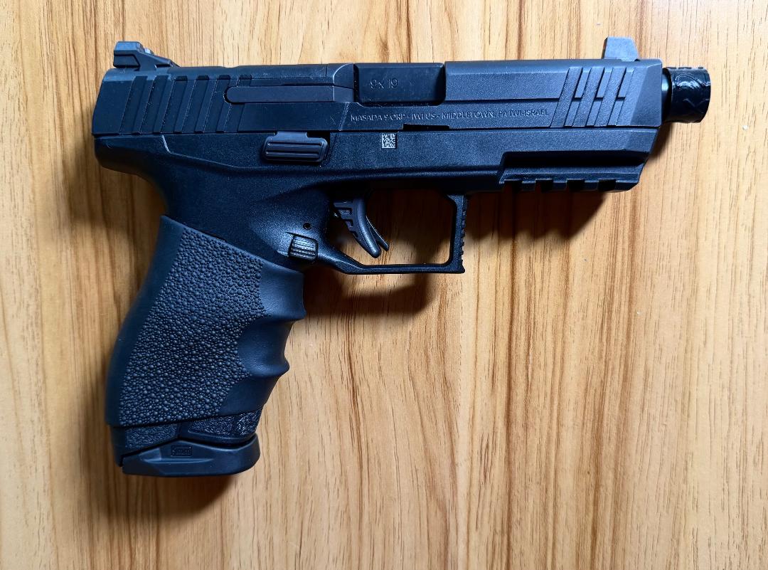 gun pointing right.jpg gun pointing right.jpg